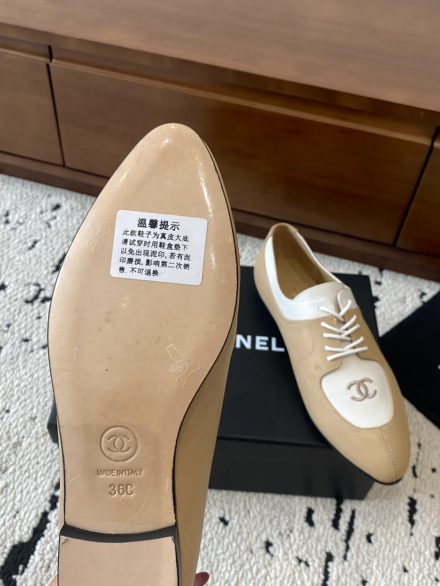 👟👟Ex-factory price 580👟👟 🍀CHANEL｜Chanel Xiaoxiang 25C new autumn and winter products, pointed-toe flat-soled deep-mouth shoes, full of retro style, elegant shoe shape, very pleasing to look at. The pointed toe makes the feet become thinner and looks slender. The classic double-C electric alluring design is particularly fashionable and elegant. The upper is made of top calf patent leather and the lining is silk sheepskin. It is super comfortable. Italian imported cowhide leather outsole. Size: 35-39 (customized 40/41) 👉 👉 👉 Buy now 👉 Buy now 👉